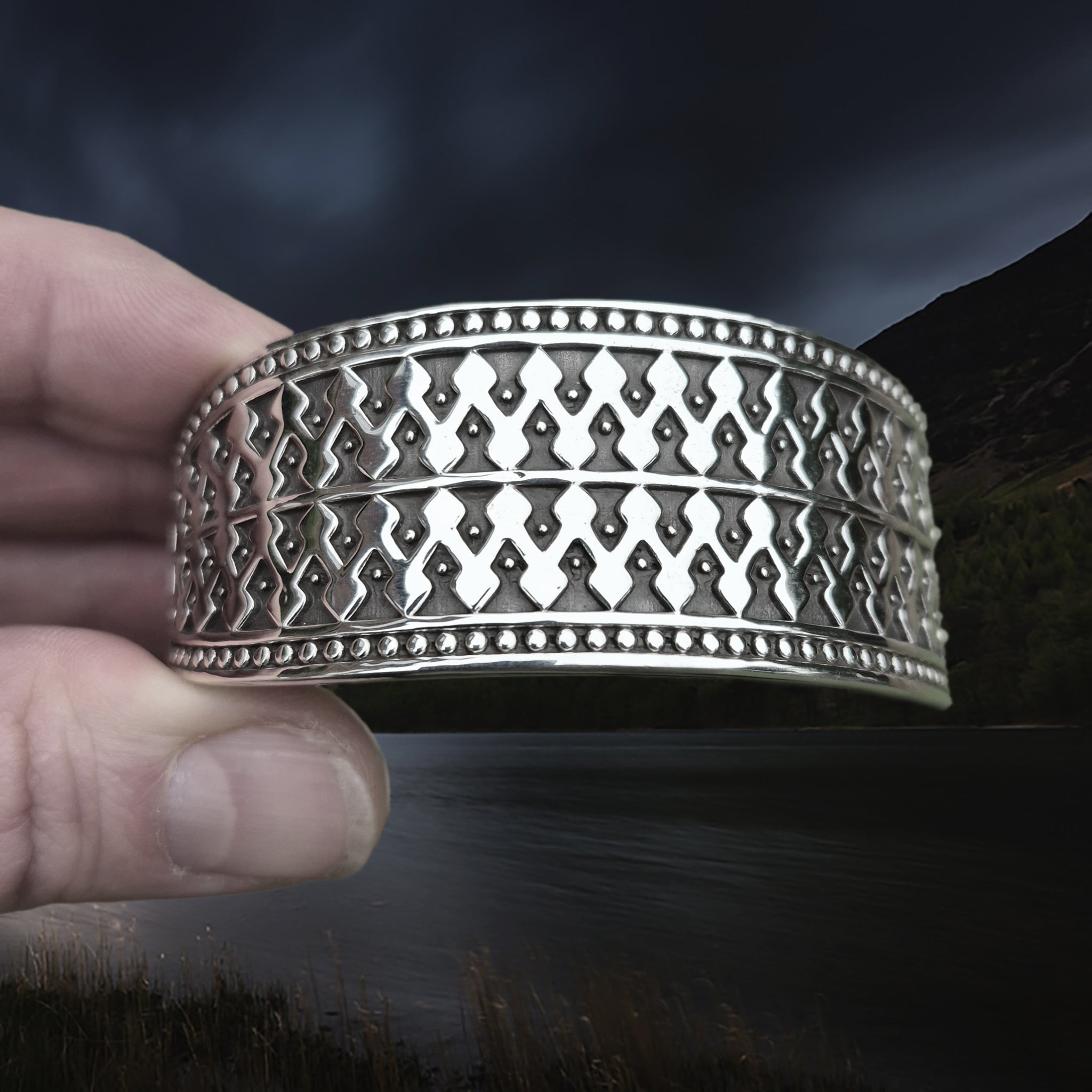 Silver Viking Bracelet / Arm Ring Replica From Anglesey with 1 Dot Design in Fingers - Front View