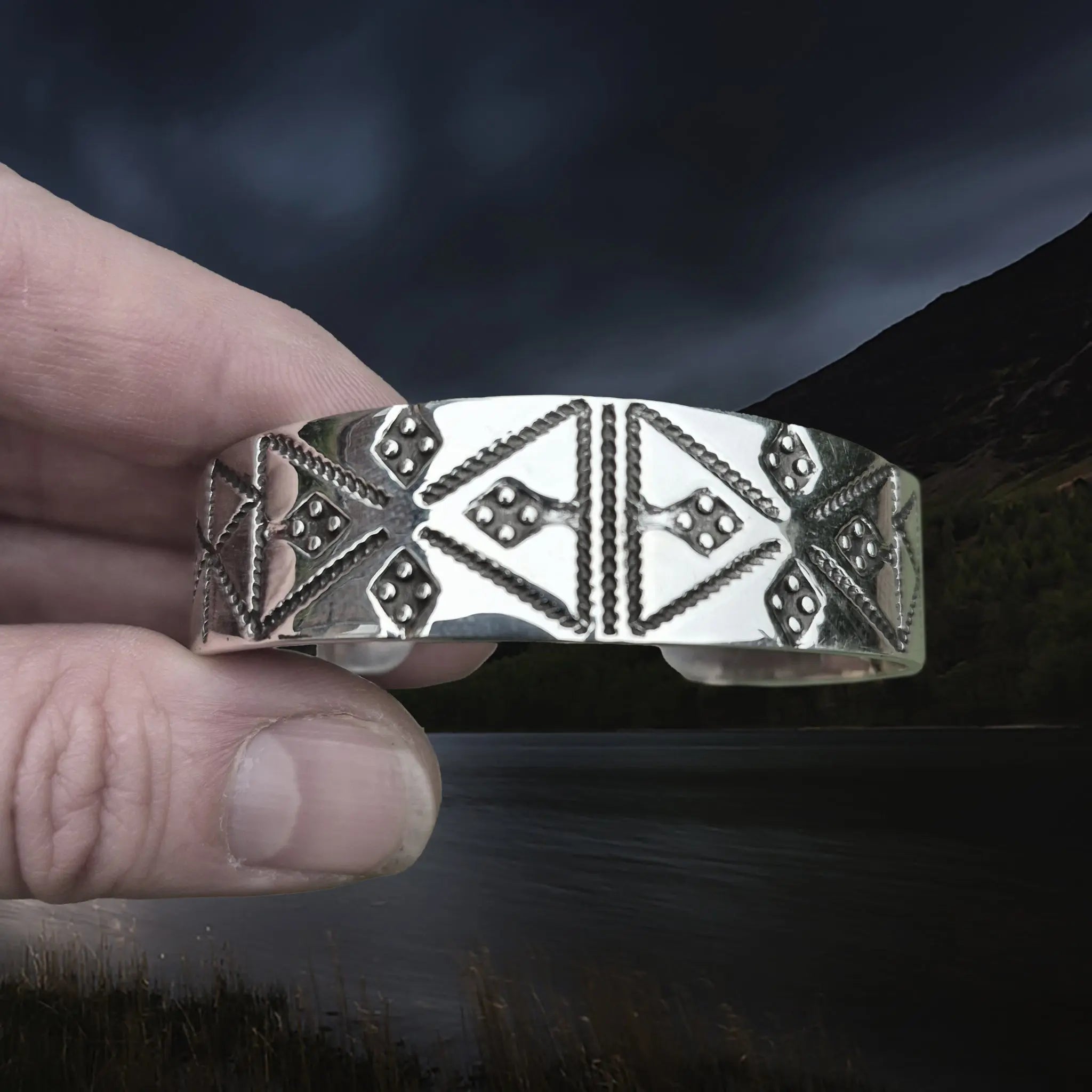 Silver Viking Bracelet / Arm Ring Replica From Anglesey with 4 Dot Design in Fingers
