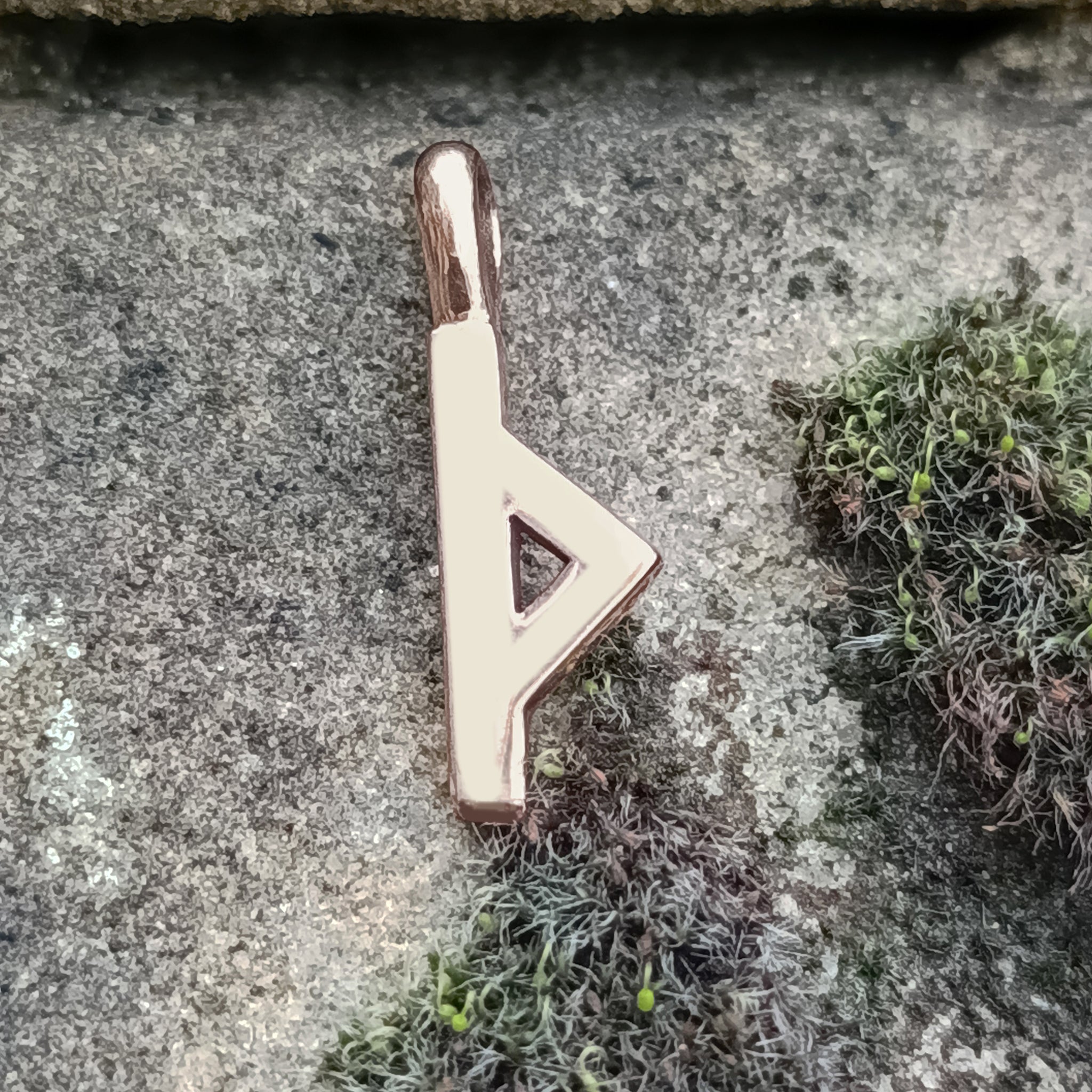 Bronze Elder Futhark Rune -  Thurisaz (Th)