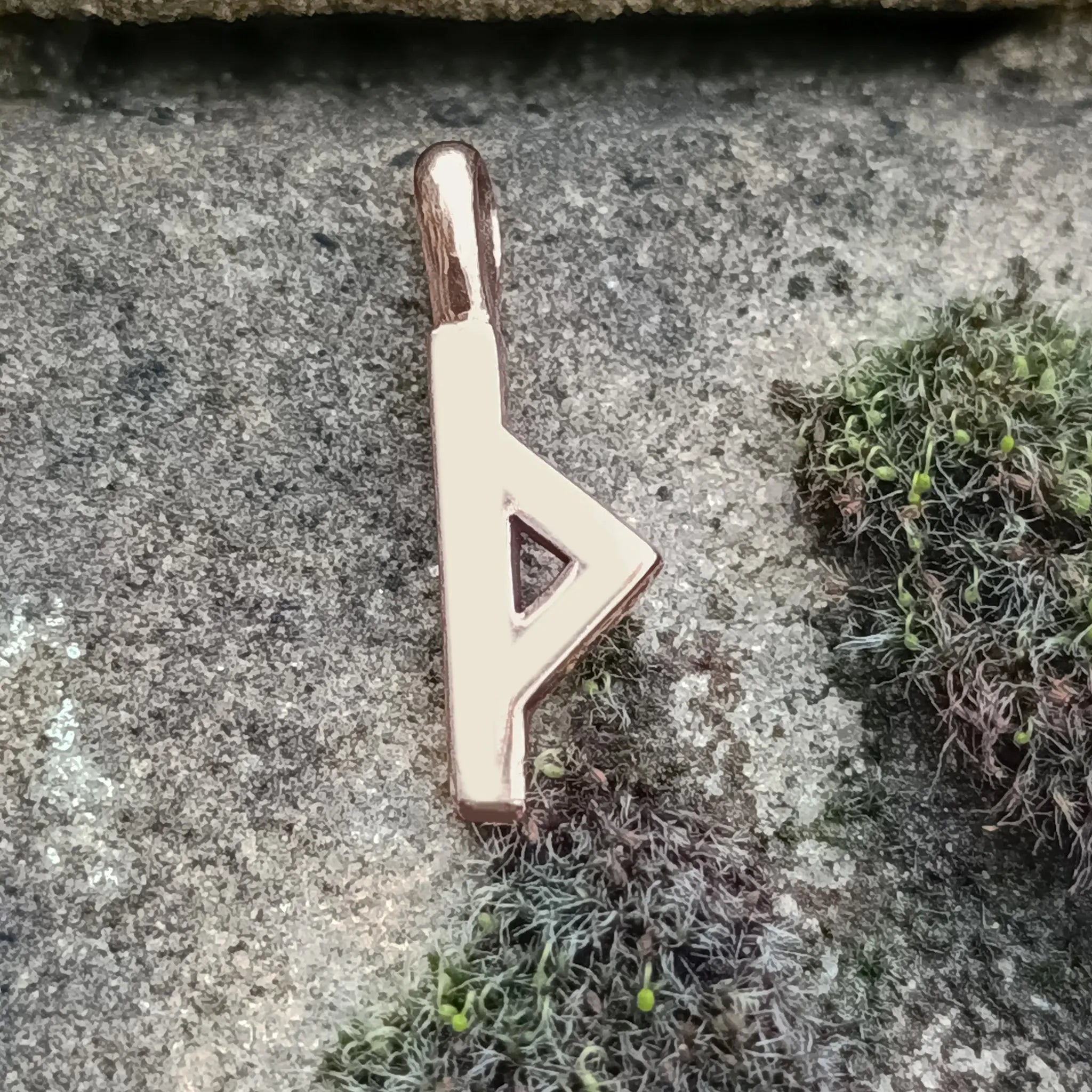 Bronze Elder Futhark Rune - Thurisaz (Th)