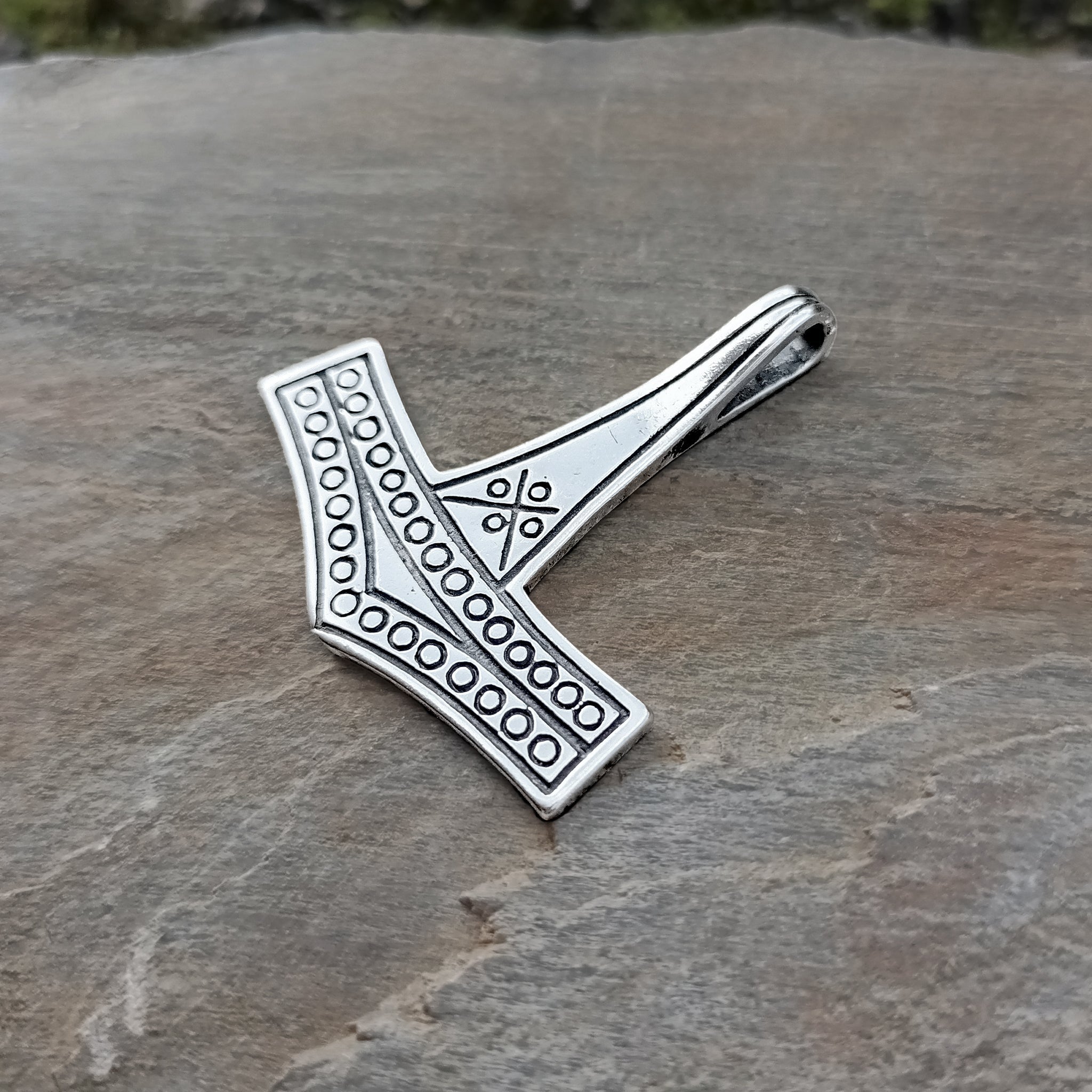 Large Silver Rømersdal Replica Thors Hammer Pendant omn Rock