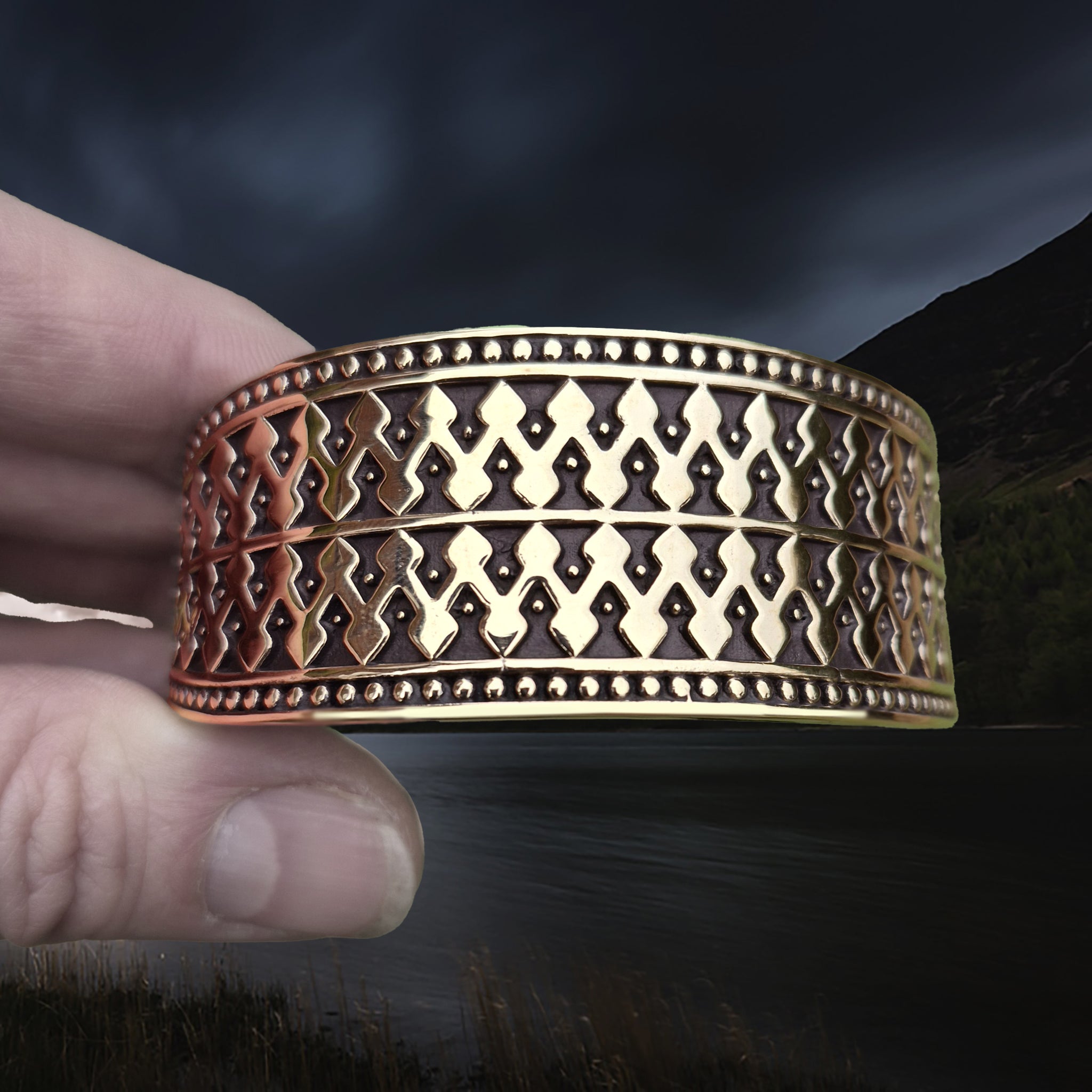 Bronze Hiberno-Norse Viking Bracelet / Arm Ring Replica with 1 Dot Design in Fingers