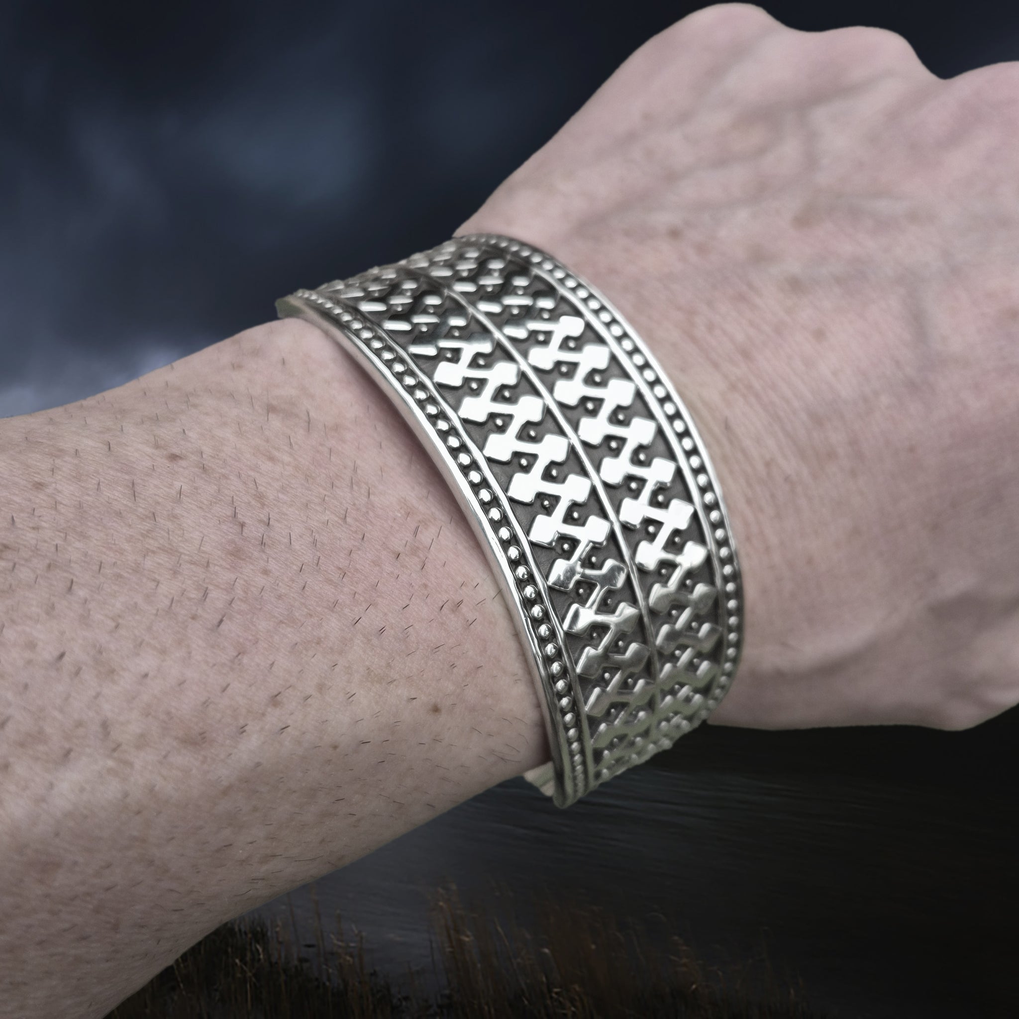 Silver Viking Bracelet / Arm Ring Replica From Anglesey with 1 Dot Design on Wrist