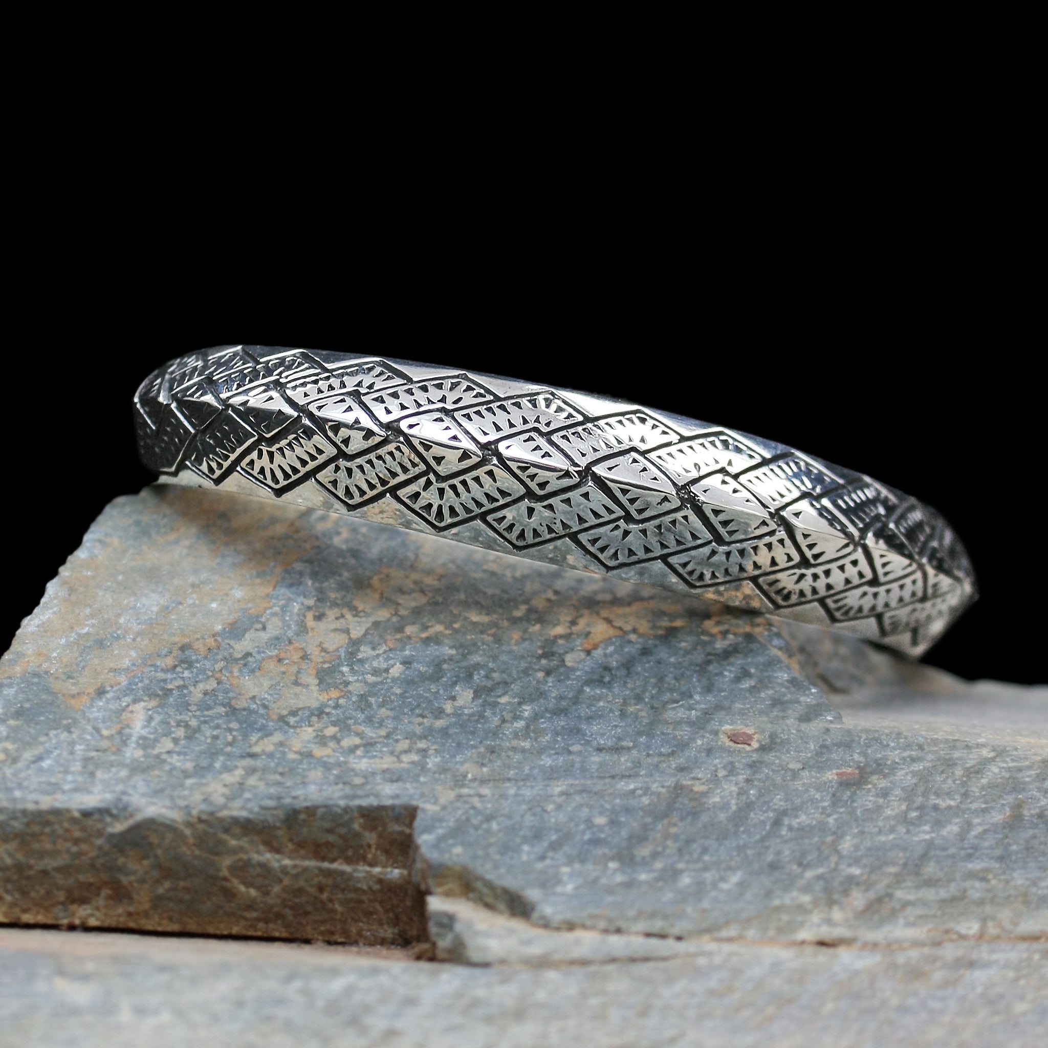 Silver Viking Axe Arm Ring om Rock